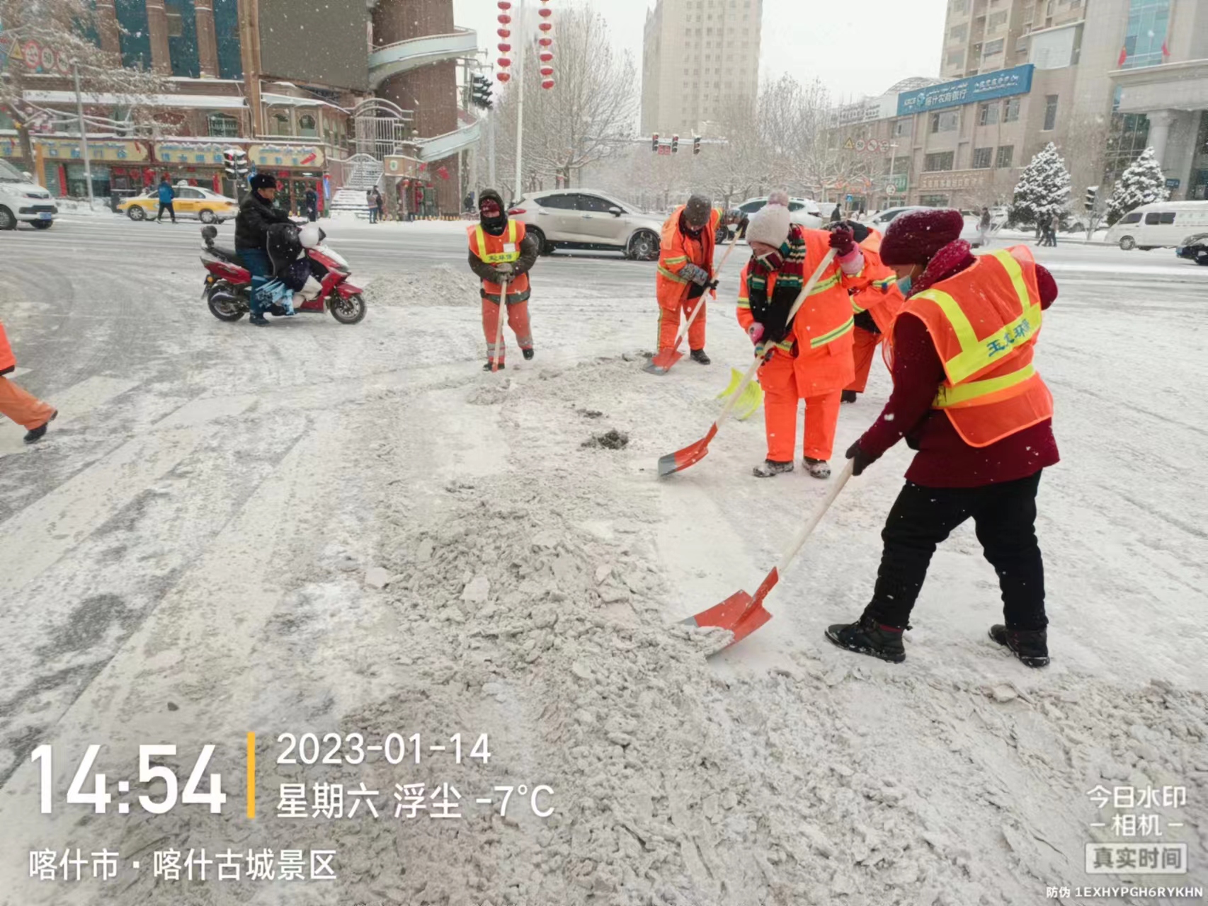 人休车不休,喀什乐冠体育环保“战冰雪，保出行”